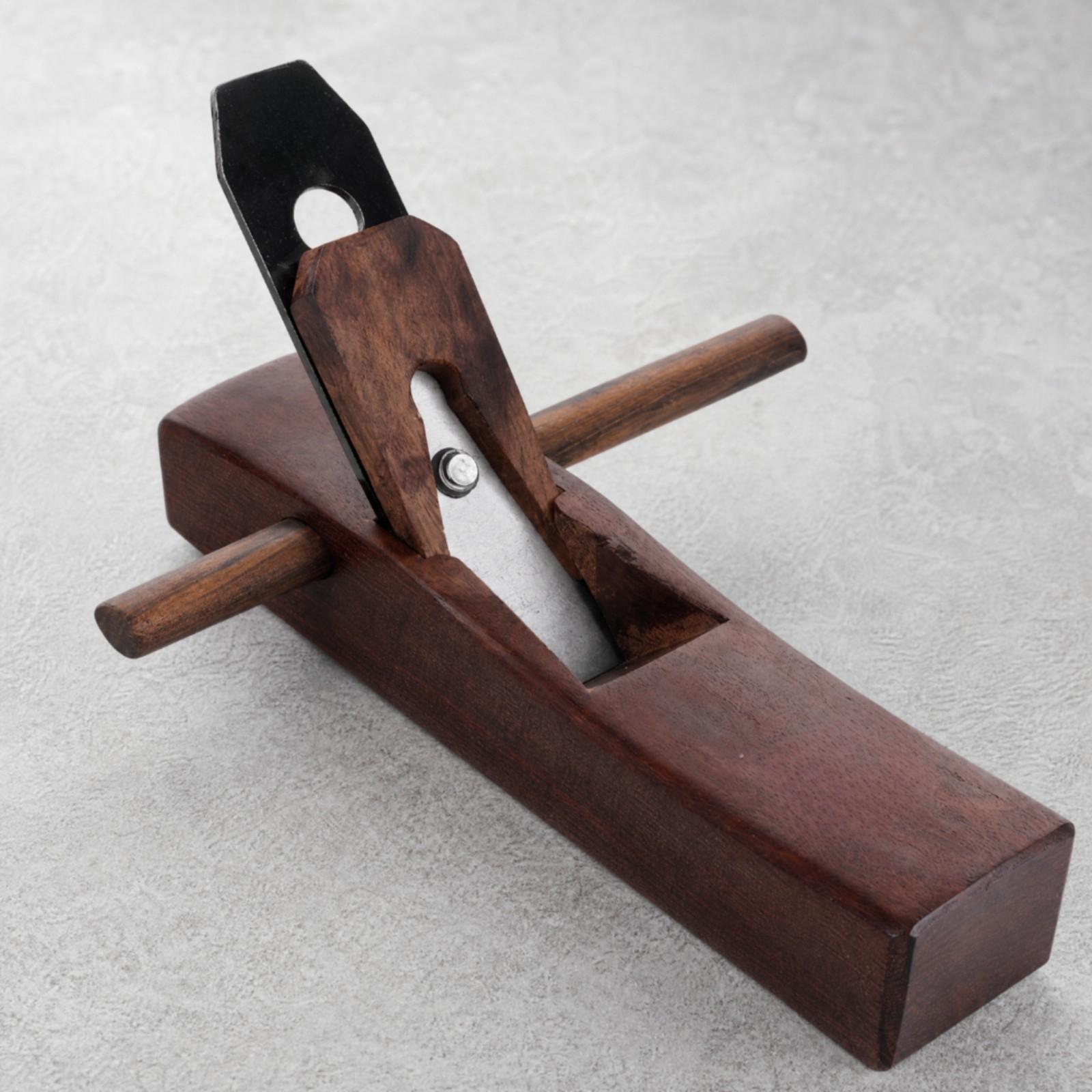 Hand Tools In Workshop - Pialla manuale per la lavorazione del